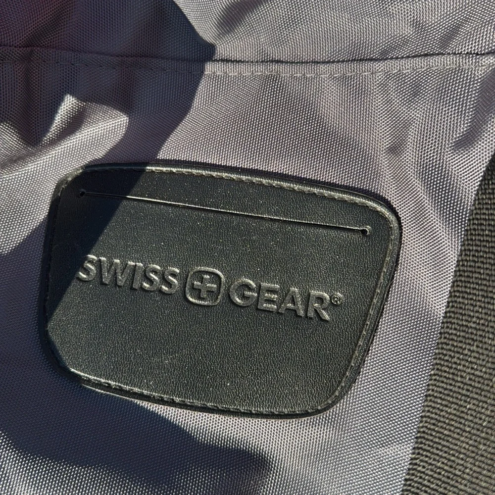 Swissgear duffle bag gray with red interior